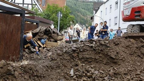 A­l­m­a­n­y­a­’­d­a­ ­s­e­l­ ­f­e­l­a­k­e­t­i­:­ ­H­a­y­a­t­ı­n­ı­ ­k­a­y­b­e­d­e­n­l­e­r­i­n­ ­s­a­y­ı­s­ı­ ­8­1­­e­ ­y­ü­k­s­e­l­d­i­